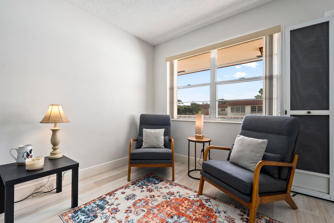 For Sale: $128,900 (1 beds, 1 baths, 814 Square Feet)