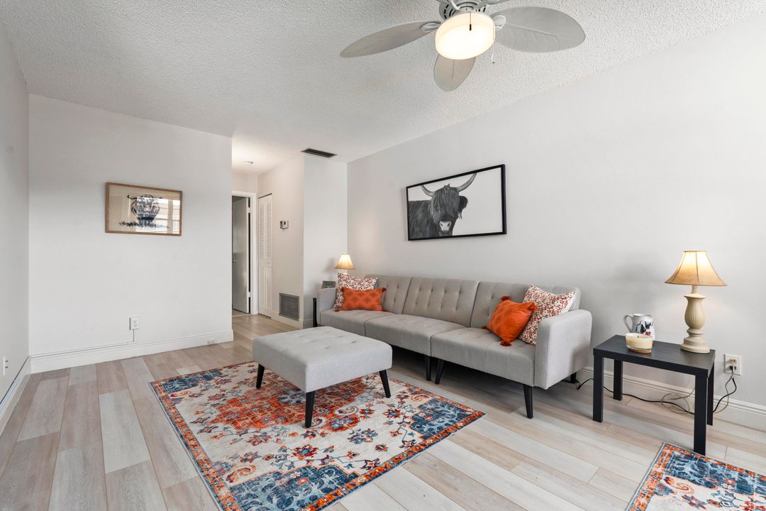 For Sale: $128,900 (1 beds, 1 baths, 814 Square Feet)