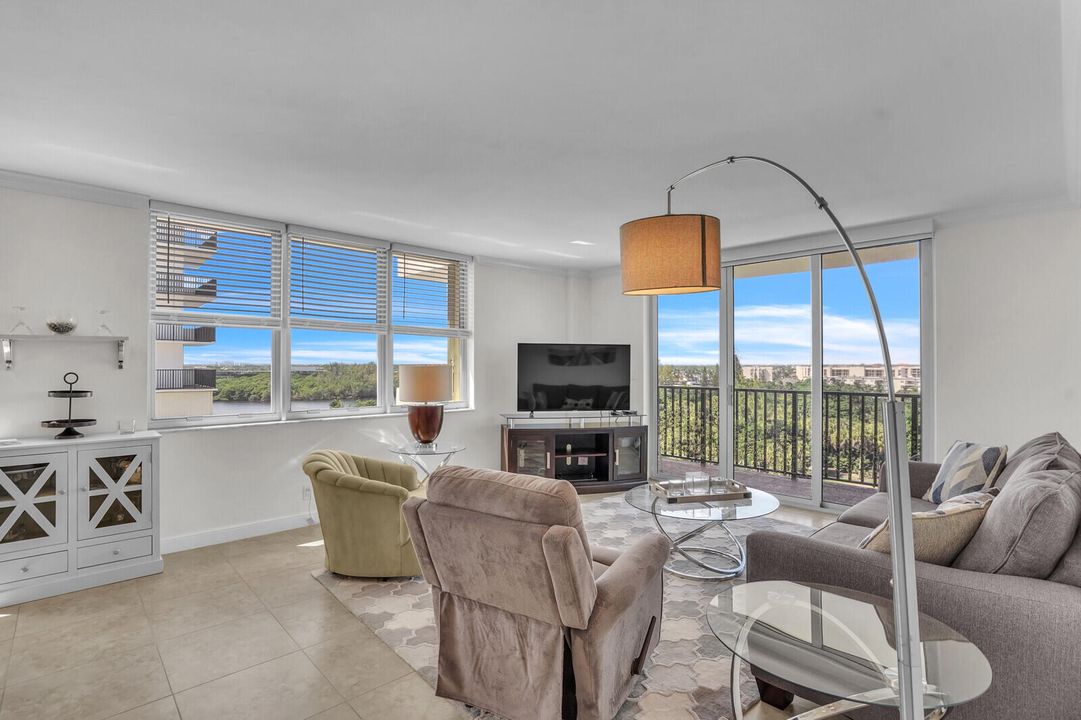 Active With Contract: $598,000 (2 beds, 2 baths, 1078 Square Feet)