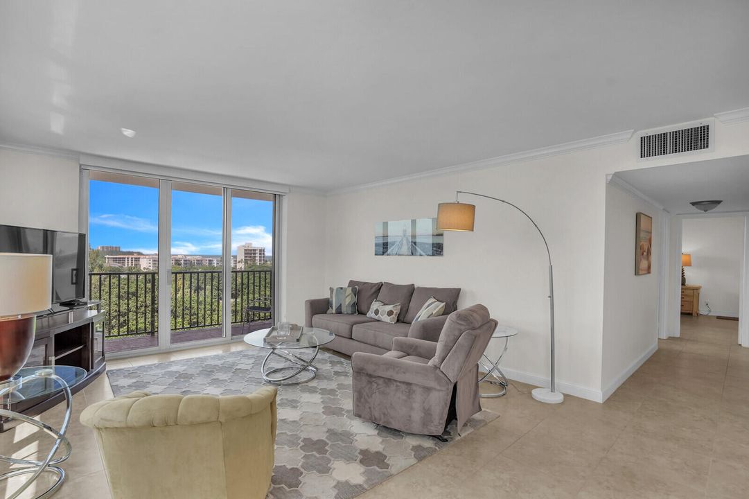 Active With Contract: $598,000 (2 beds, 2 baths, 1078 Square Feet)