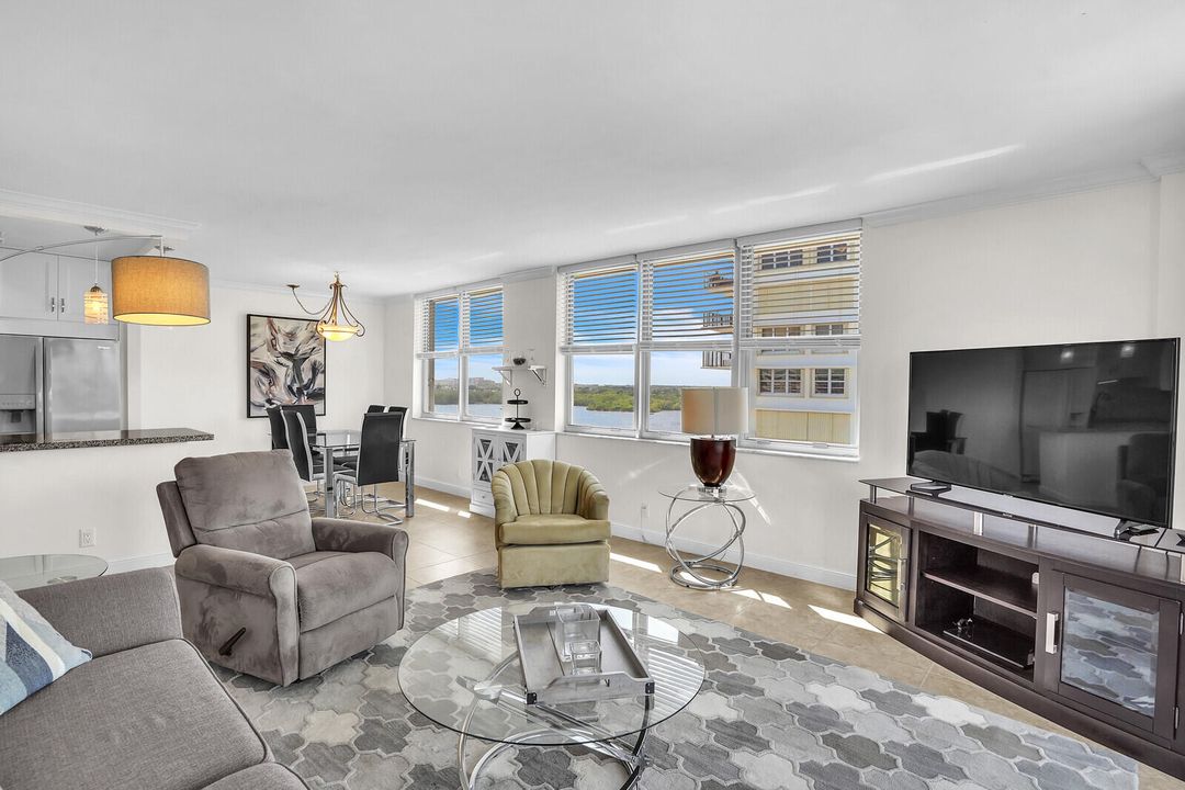 Active With Contract: $598,000 (2 beds, 2 baths, 1078 Square Feet)