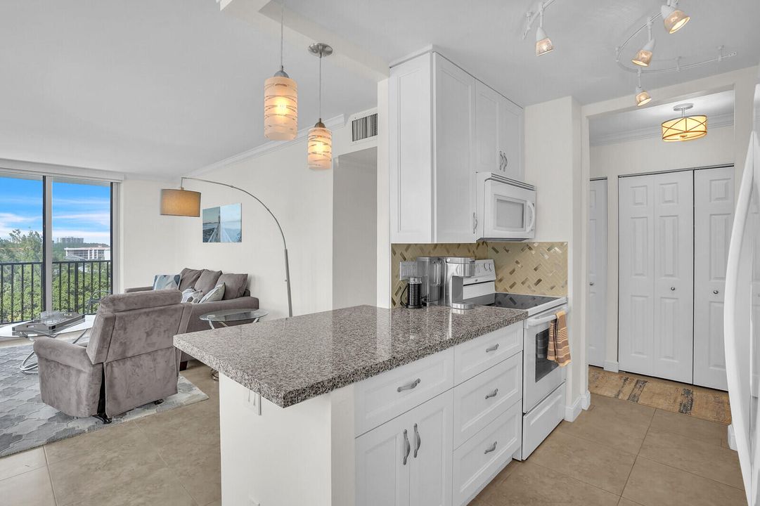 Active With Contract: $598,000 (2 beds, 2 baths, 1078 Square Feet)