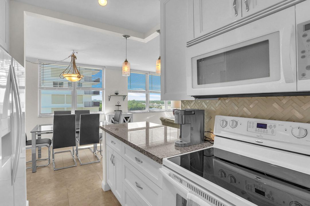 Active With Contract: $598,000 (2 beds, 2 baths, 1078 Square Feet)