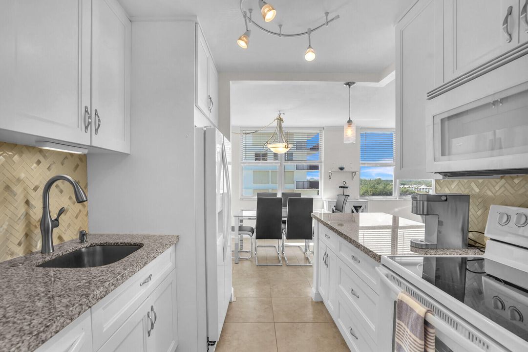 Active With Contract: $598,000 (2 beds, 2 baths, 1078 Square Feet)