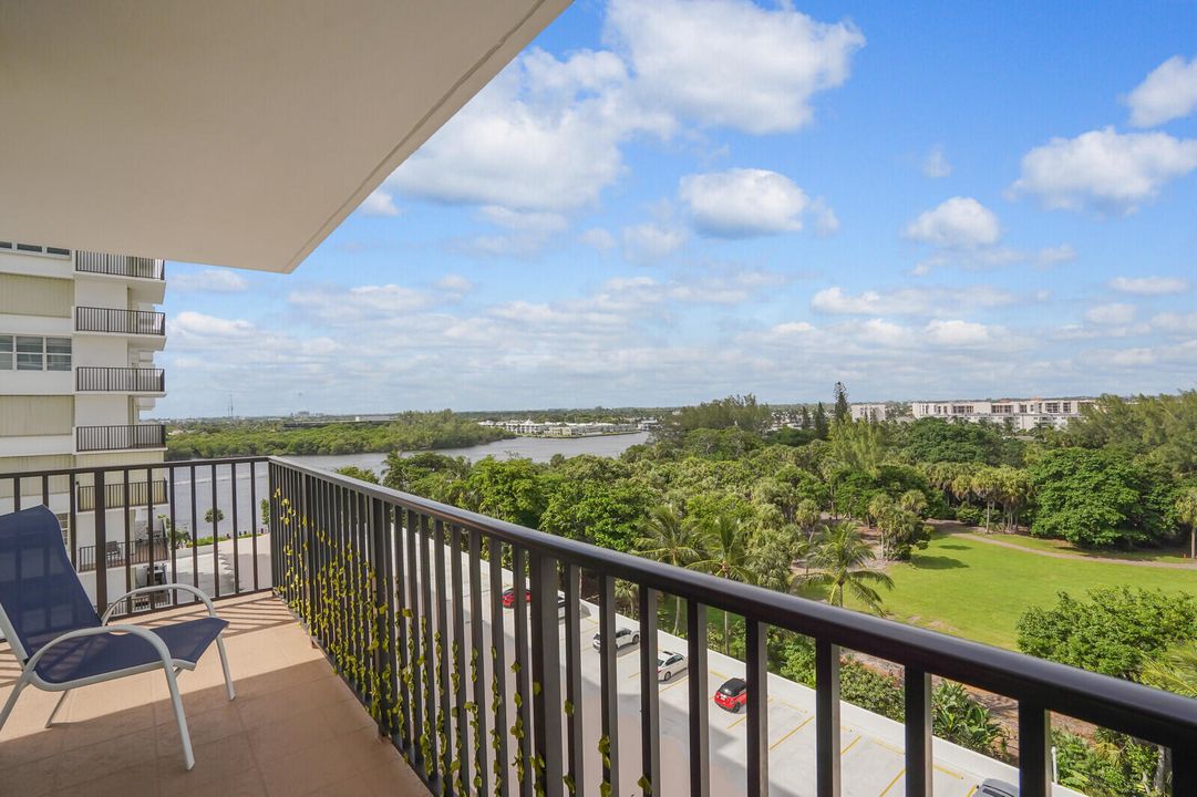 Active With Contract: $598,000 (2 beds, 2 baths, 1078 Square Feet)