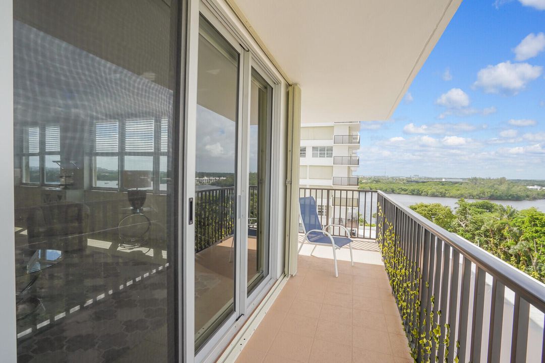 Active With Contract: $598,000 (2 beds, 2 baths, 1078 Square Feet)