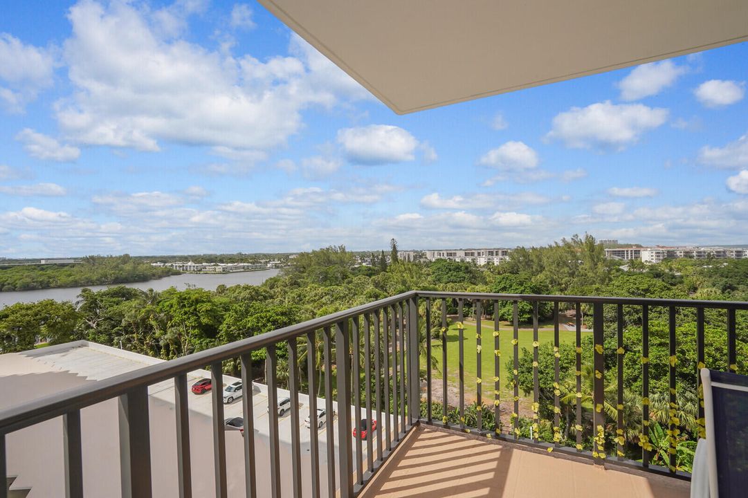 Active With Contract: $598,000 (2 beds, 2 baths, 1078 Square Feet)