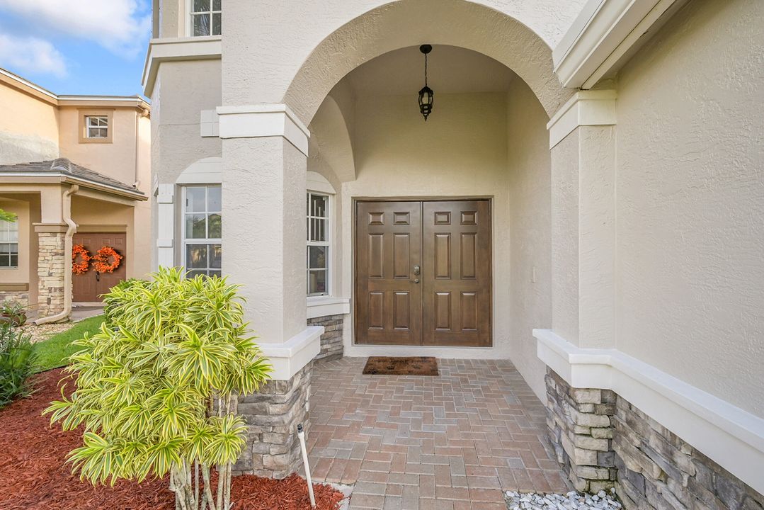 合同活跃: $685,000 (4 贝兹, 2 浴室, 2339 平方英尺)