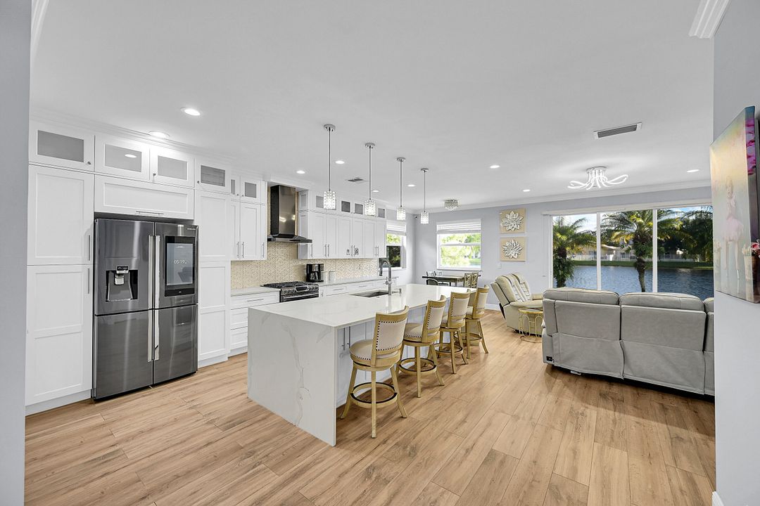 合同活跃: $685,000 (4 贝兹, 2 浴室, 2339 平方英尺)