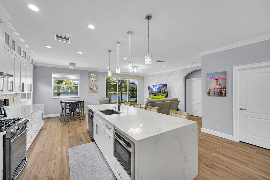 合同活跃: $685,000 (4 贝兹, 2 浴室, 2339 平方英尺)