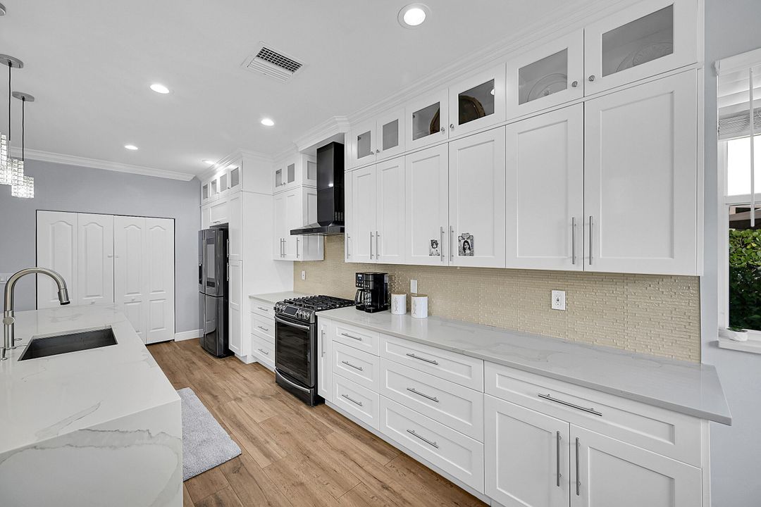 合同活跃: $685,000 (4 贝兹, 2 浴室, 2339 平方英尺)