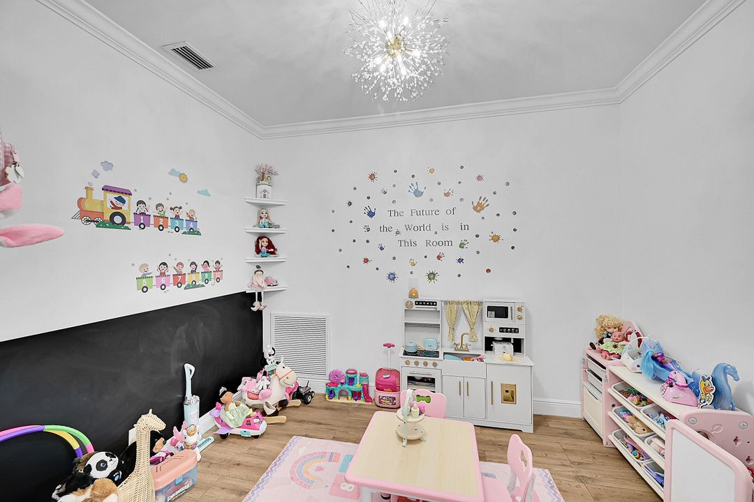 合同活跃: $685,000 (4 贝兹, 2 浴室, 2339 平方英尺)