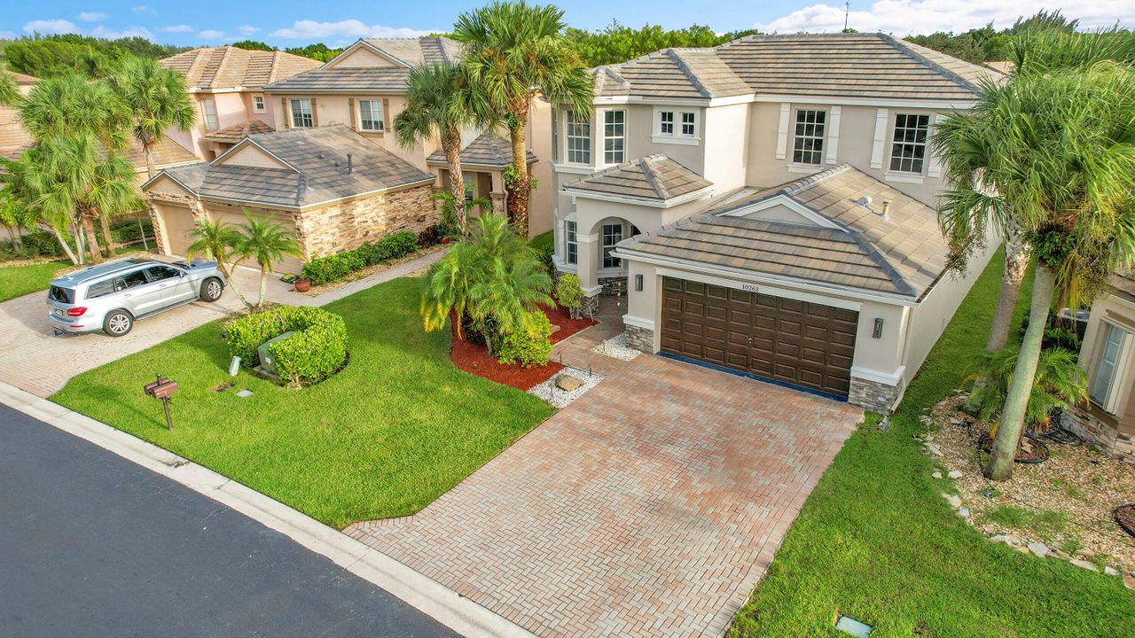 合同活跃: $685,000 (4 贝兹, 2 浴室, 2339 平方英尺)