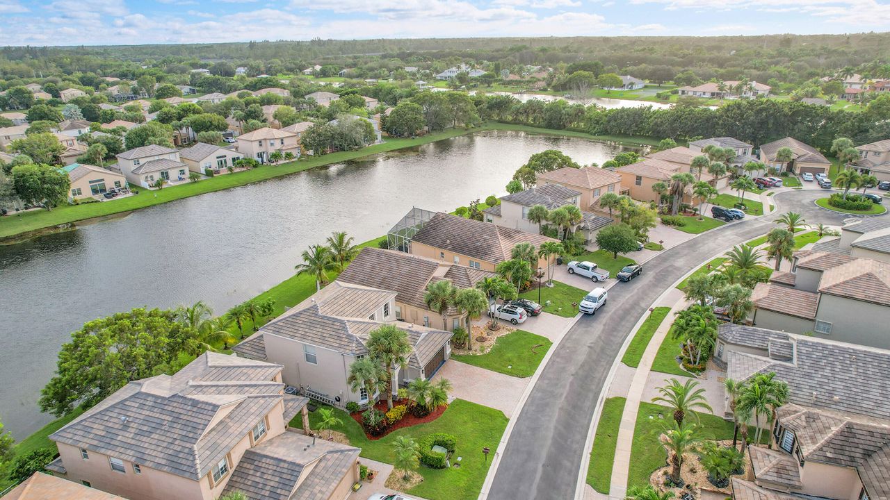 合同活跃: $685,000 (4 贝兹, 2 浴室, 2339 平方英尺)