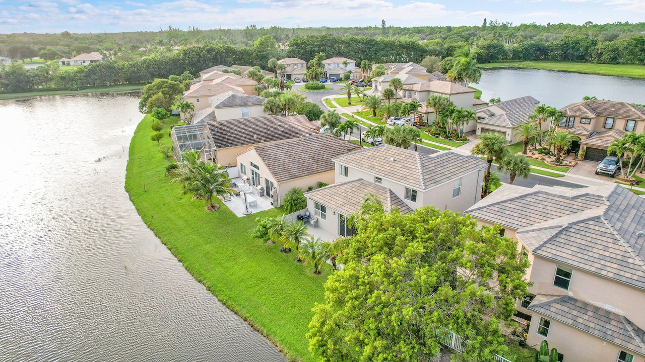 合同活跃: $685,000 (4 贝兹, 2 浴室, 2339 平方英尺)