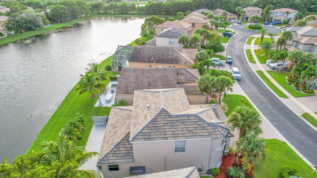 合同活跃: $685,000 (4 贝兹, 2 浴室, 2339 平方英尺)