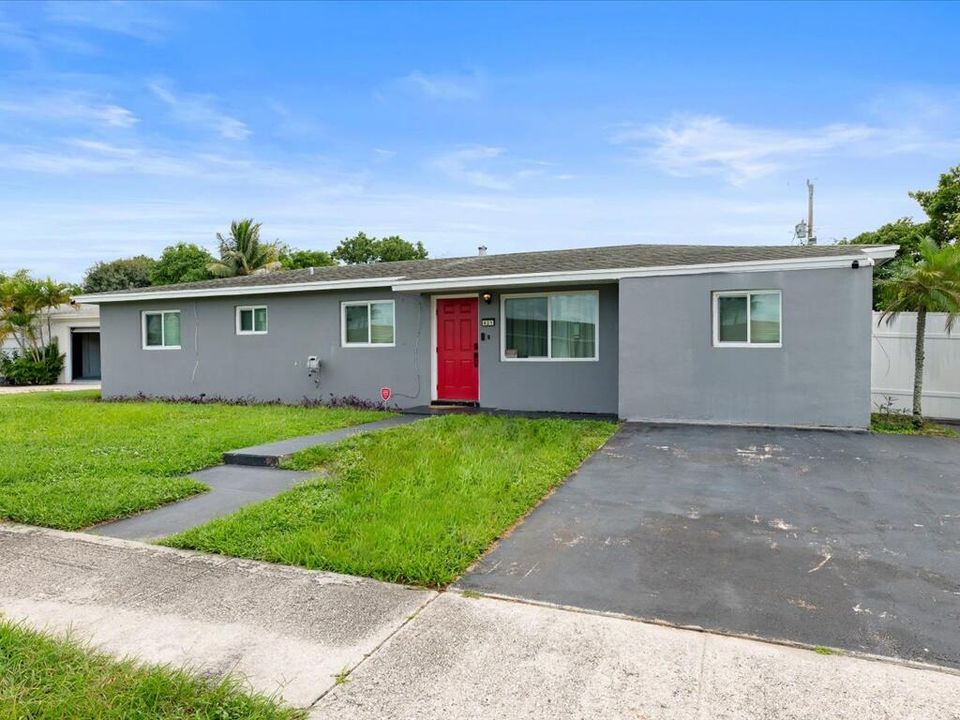 合同活跃: $375,000 (4 贝兹, 2 浴室, 1445 平方英尺)