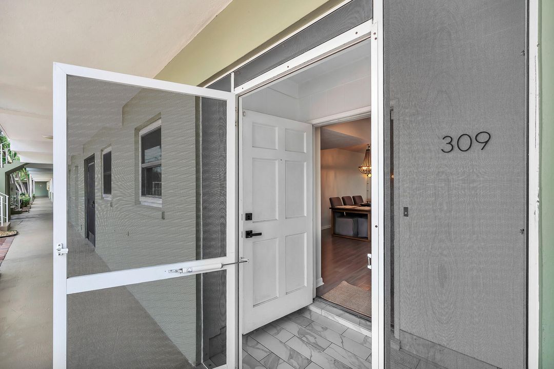 Active With Contract: $499,000 (2 beds, 2 baths, 1118 Square Feet)