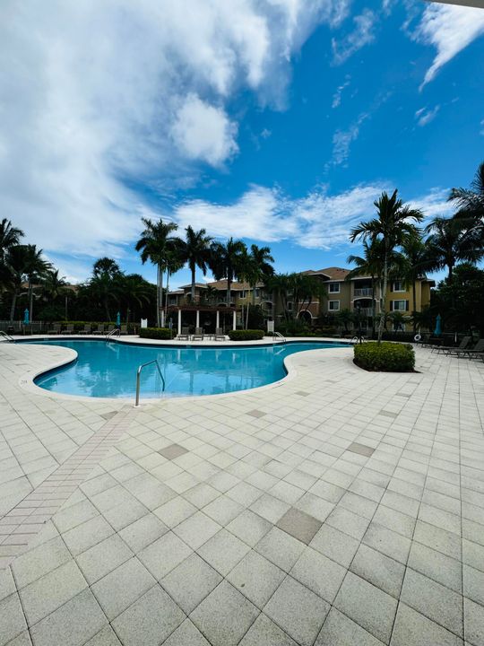 合同活跃: $2,250 (2 贝兹, 2 浴室, 1071 平方英尺)