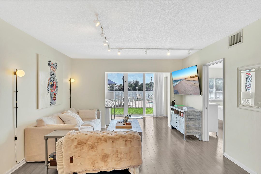 Active With Contract: $499,000 (2 beds, 2 baths, 1118 Square Feet)