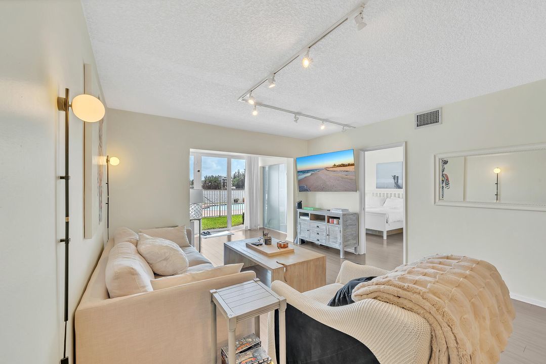 Active With Contract: $499,000 (2 beds, 2 baths, 1118 Square Feet)