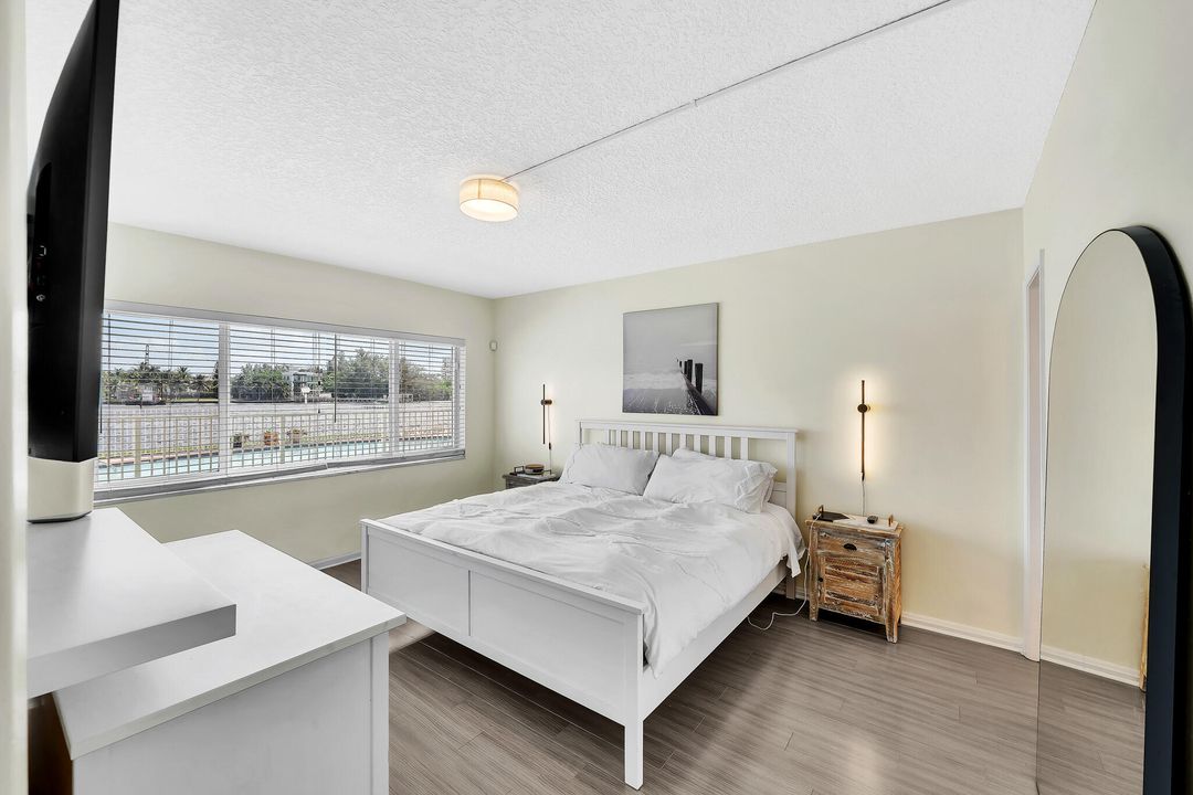 Active With Contract: $499,000 (2 beds, 2 baths, 1118 Square Feet)