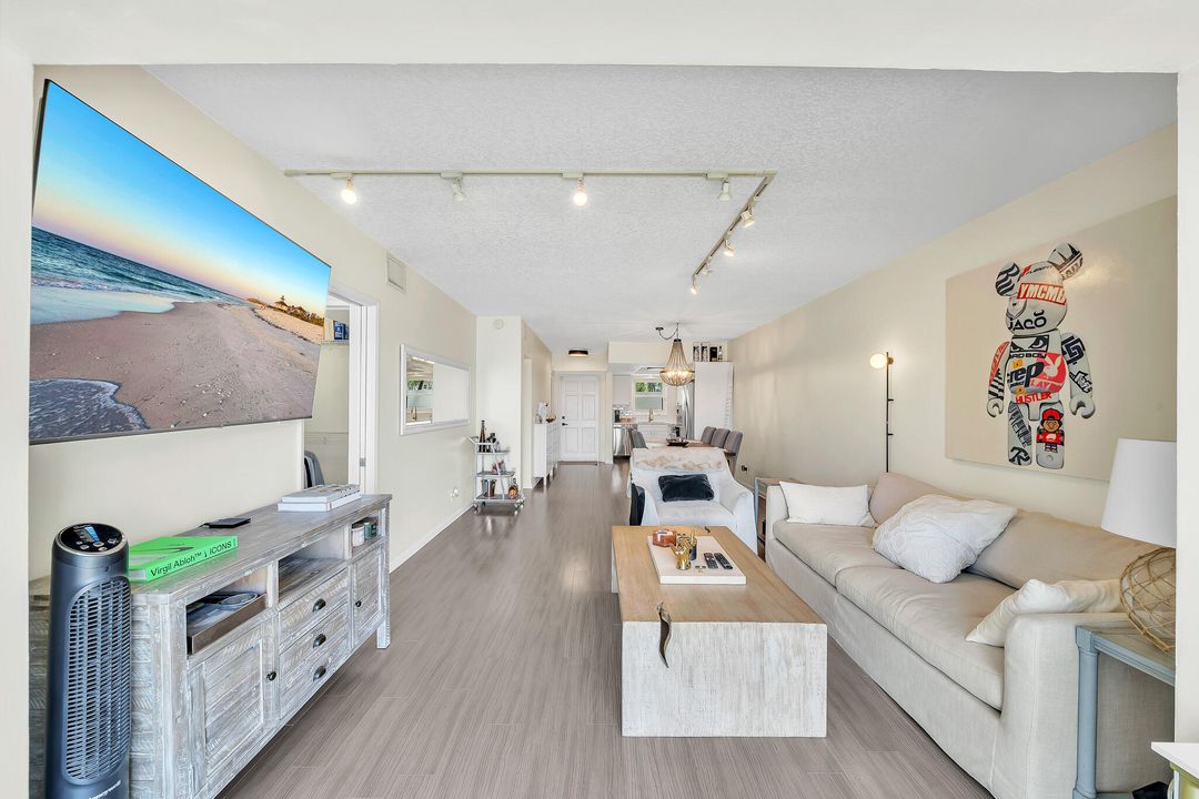 Active With Contract: $499,000 (2 beds, 2 baths, 1118 Square Feet)