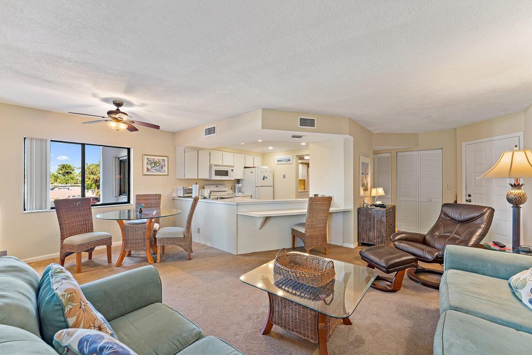 Под контрактом: $375,000 (2 спален, 2 ванн, 1183 Квадратных фут)