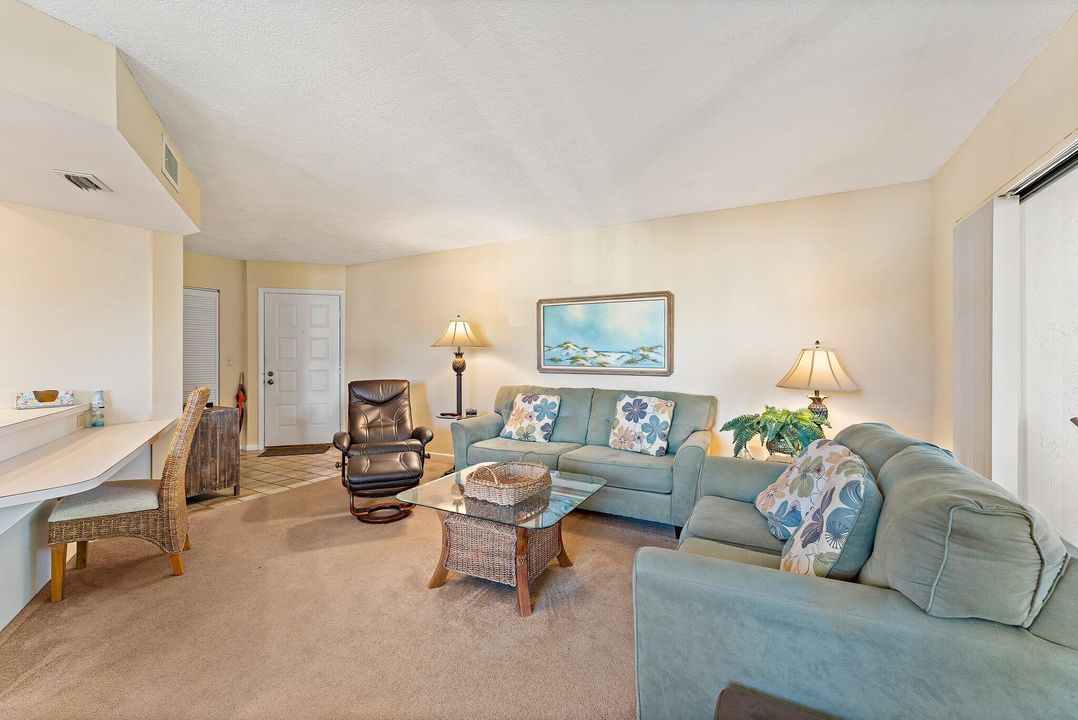 Под контрактом: $375,000 (2 спален, 2 ванн, 1183 Квадратных фут)