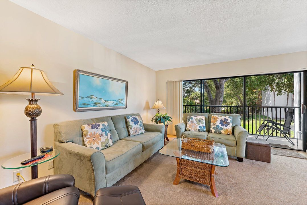 Под контрактом: $375,000 (2 спален, 2 ванн, 1183 Квадратных фут)