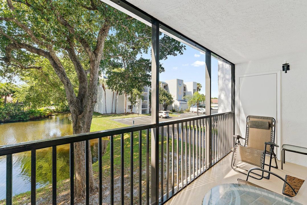 Под контрактом: $375,000 (2 спален, 2 ванн, 1183 Квадратных фут)