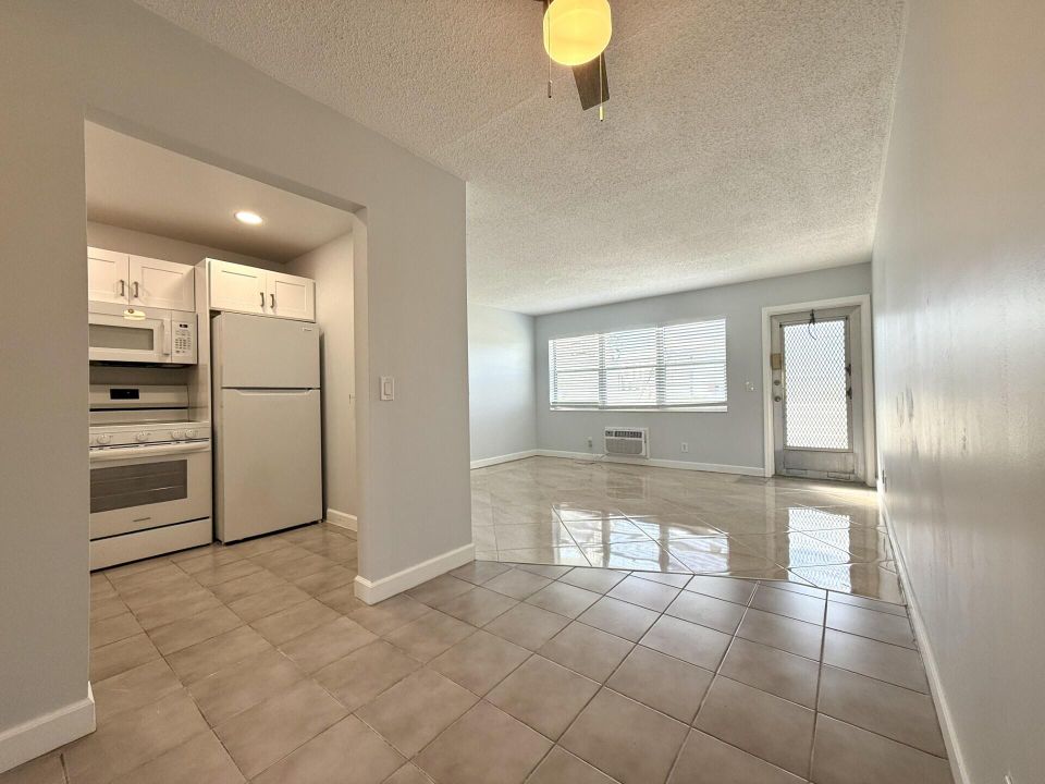 For Rent: $1,595 (1 beds, 1 baths, 585 Square Feet)