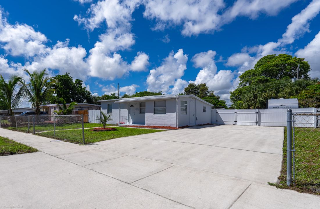 合同活跃: $369,000 (3 贝兹, 1 浴室, 986 平方英尺)