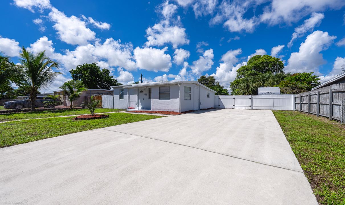 合同活跃: $369,000 (3 贝兹, 1 浴室, 986 平方英尺)