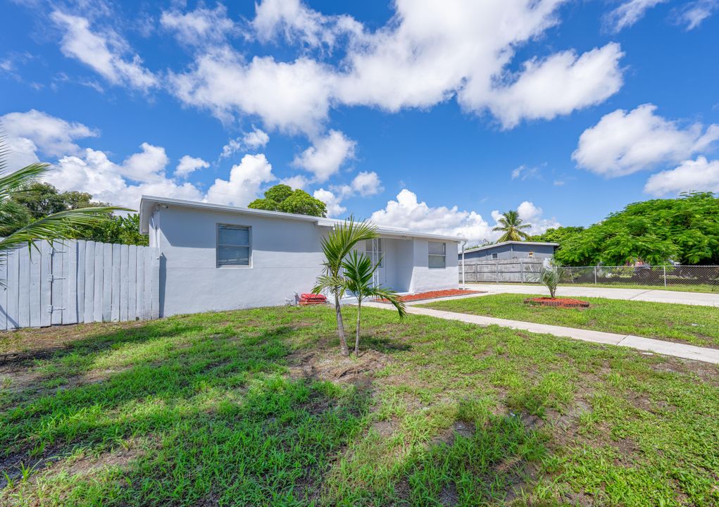 合同活跃: $369,000 (3 贝兹, 1 浴室, 986 平方英尺)