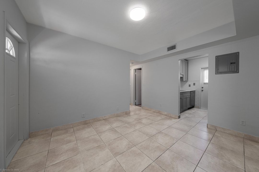 合同活跃: $369,000 (3 贝兹, 1 浴室, 986 平方英尺)