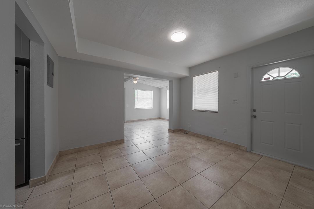 合同活跃: $369,000 (3 贝兹, 1 浴室, 986 平方英尺)