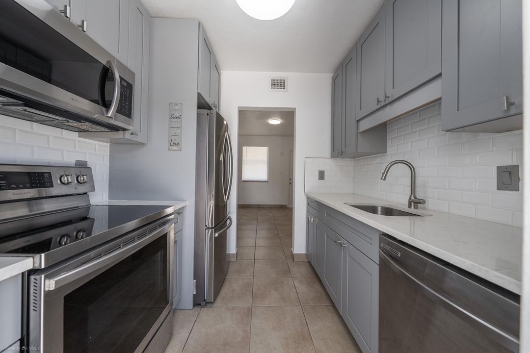 合同活跃: $369,000 (3 贝兹, 1 浴室, 986 平方英尺)