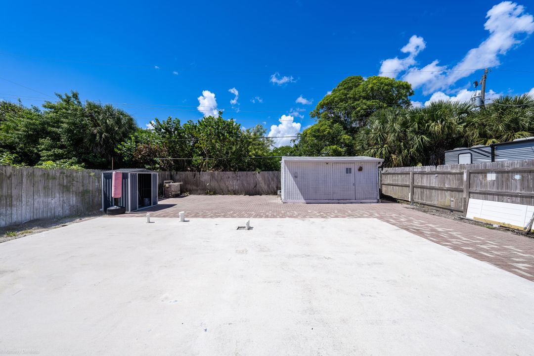 合同活跃: $369,000 (3 贝兹, 1 浴室, 986 平方英尺)