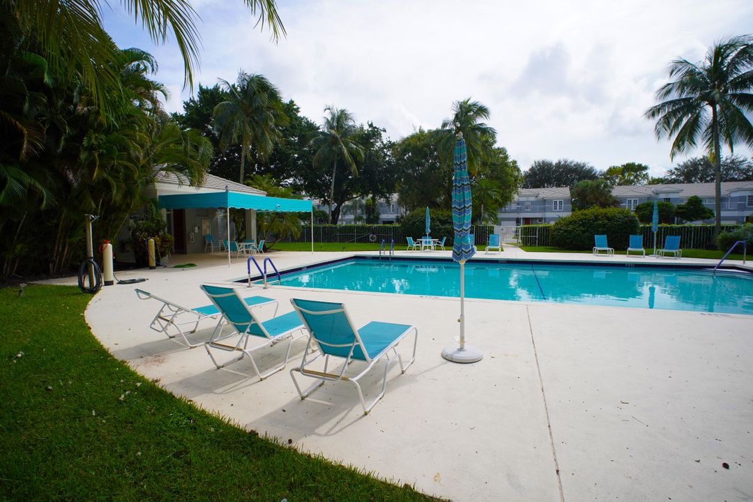 待售: $260,000 (3 贝兹, 2 浴室, 2067 平方英尺)