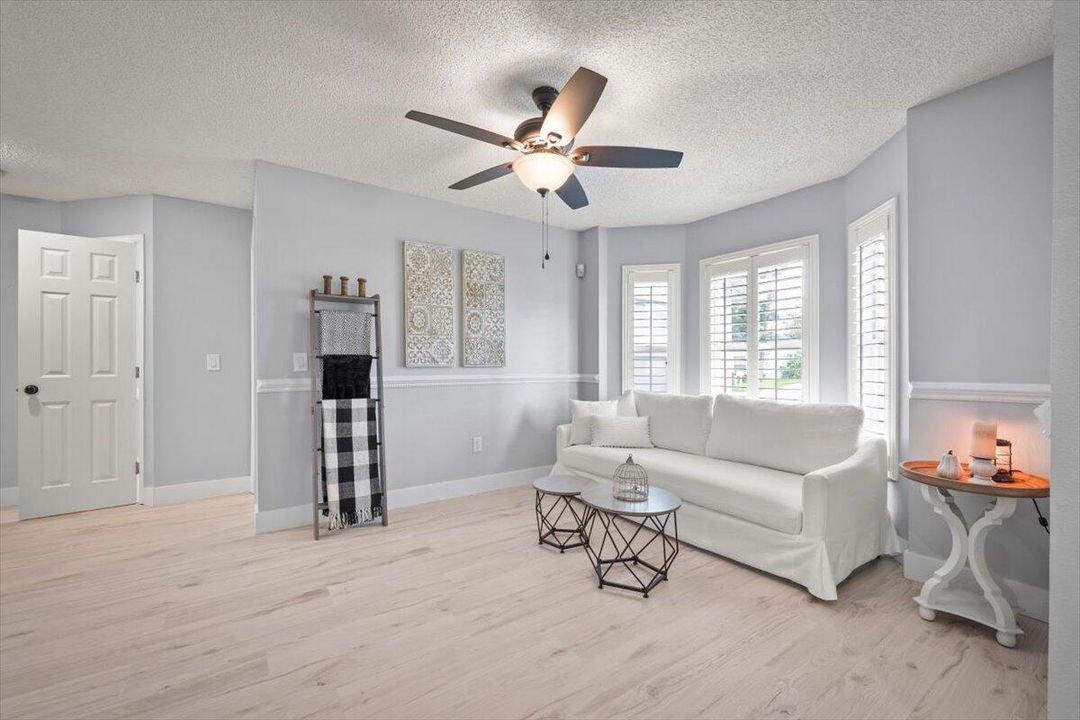 Activo con contrato: $429,900 (3 camas, 2 baños, 2370 Pies cuadrados)