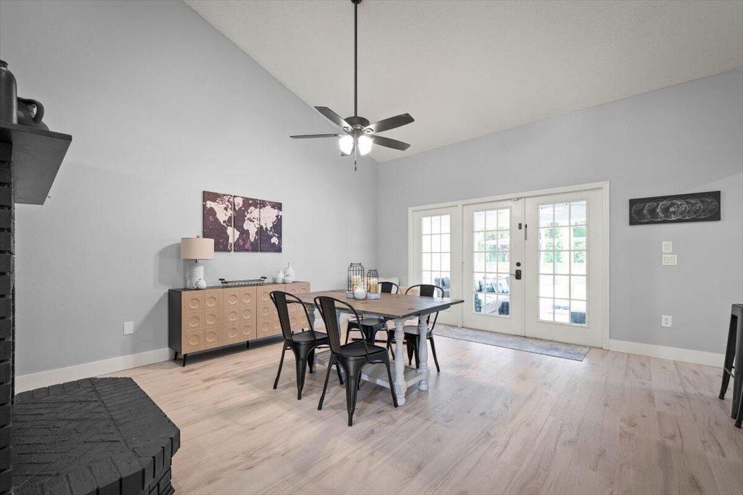 Activo con contrato: $429,900 (3 camas, 2 baños, 2370 Pies cuadrados)