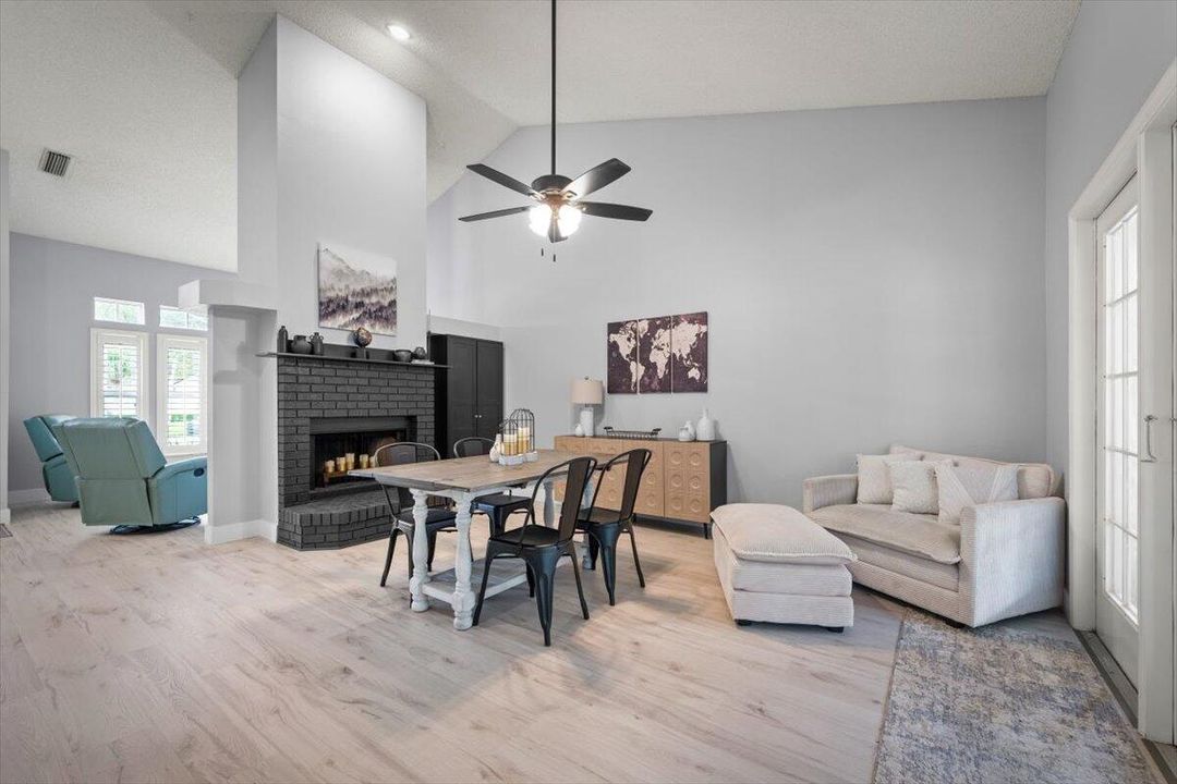 Activo con contrato: $429,900 (3 camas, 2 baños, 2370 Pies cuadrados)