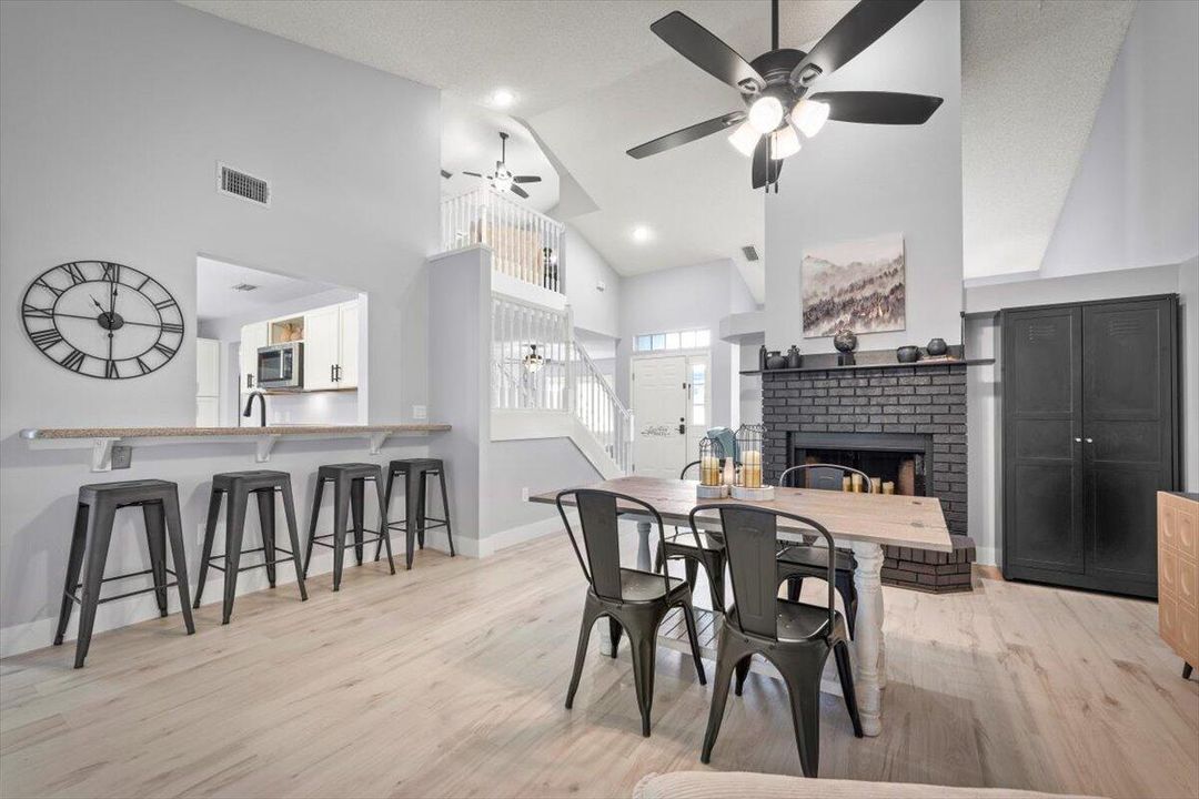 Activo con contrato: $429,900 (3 camas, 2 baños, 2370 Pies cuadrados)