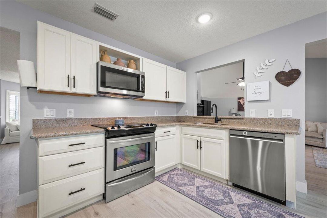 Activo con contrato: $429,900 (3 camas, 2 baños, 2370 Pies cuadrados)