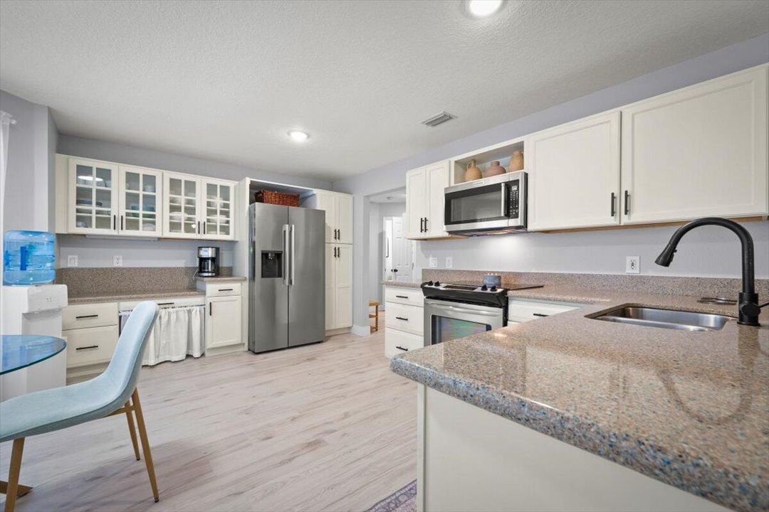 Activo con contrato: $429,900 (3 camas, 2 baños, 2370 Pies cuadrados)