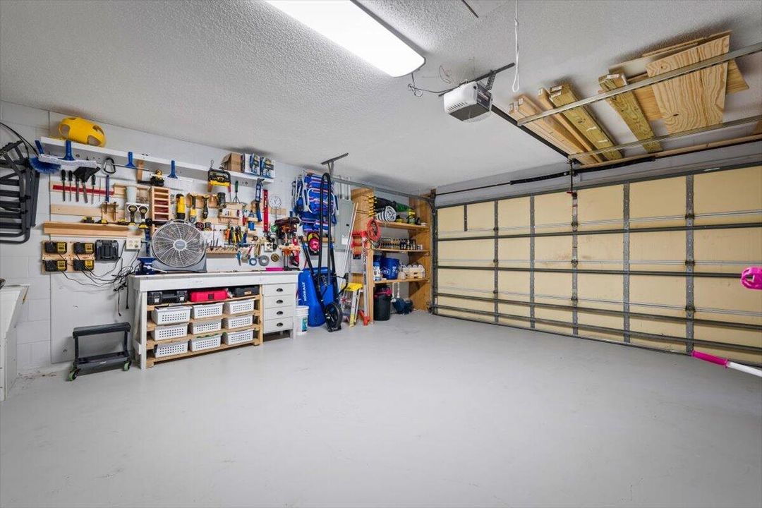 Activo con contrato: $429,900 (3 camas, 2 baños, 2370 Pies cuadrados)