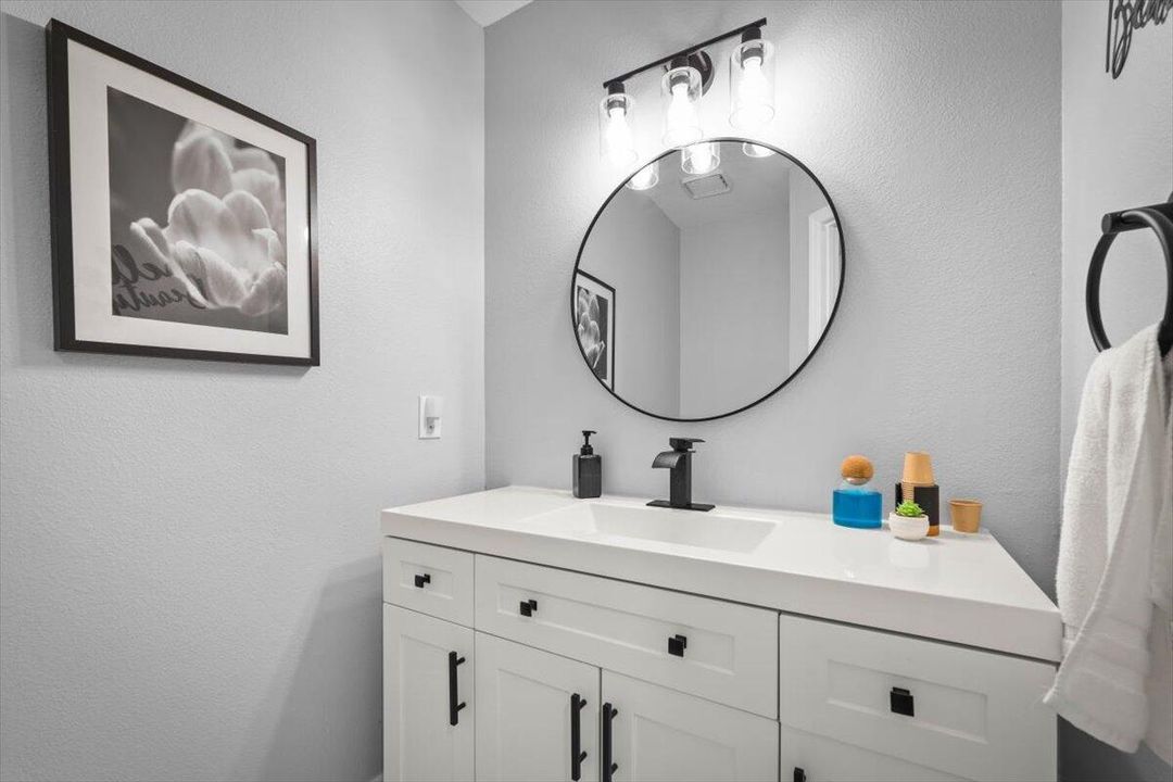 Activo con contrato: $429,900 (3 camas, 2 baños, 2370 Pies cuadrados)