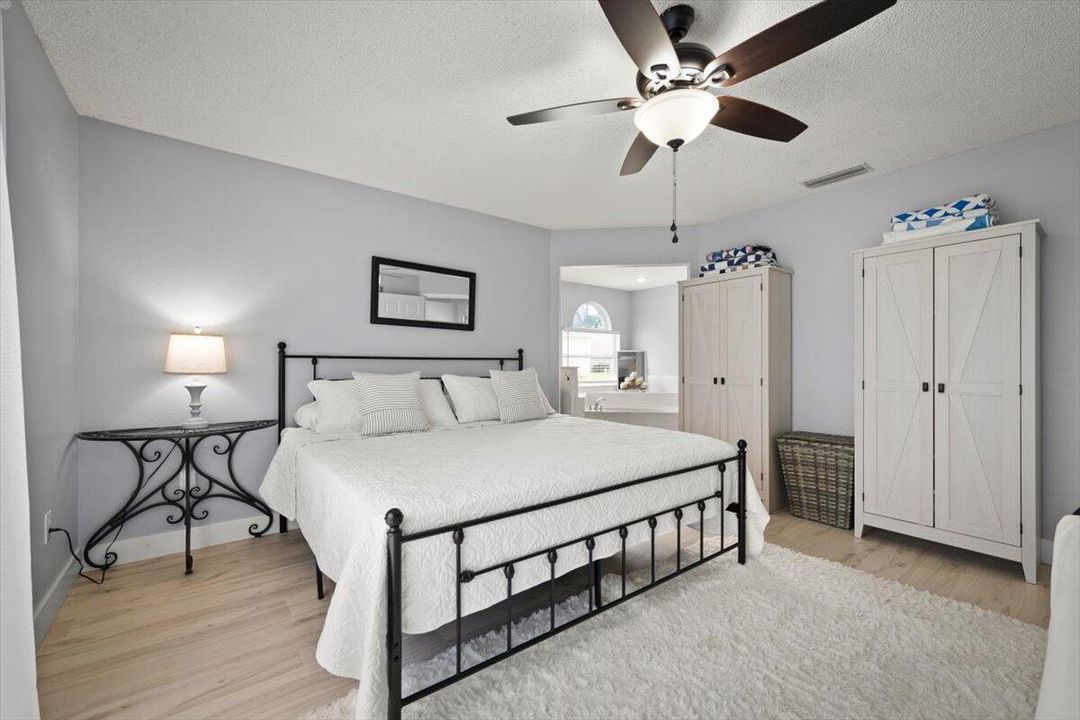 Activo con contrato: $429,900 (3 camas, 2 baños, 2370 Pies cuadrados)