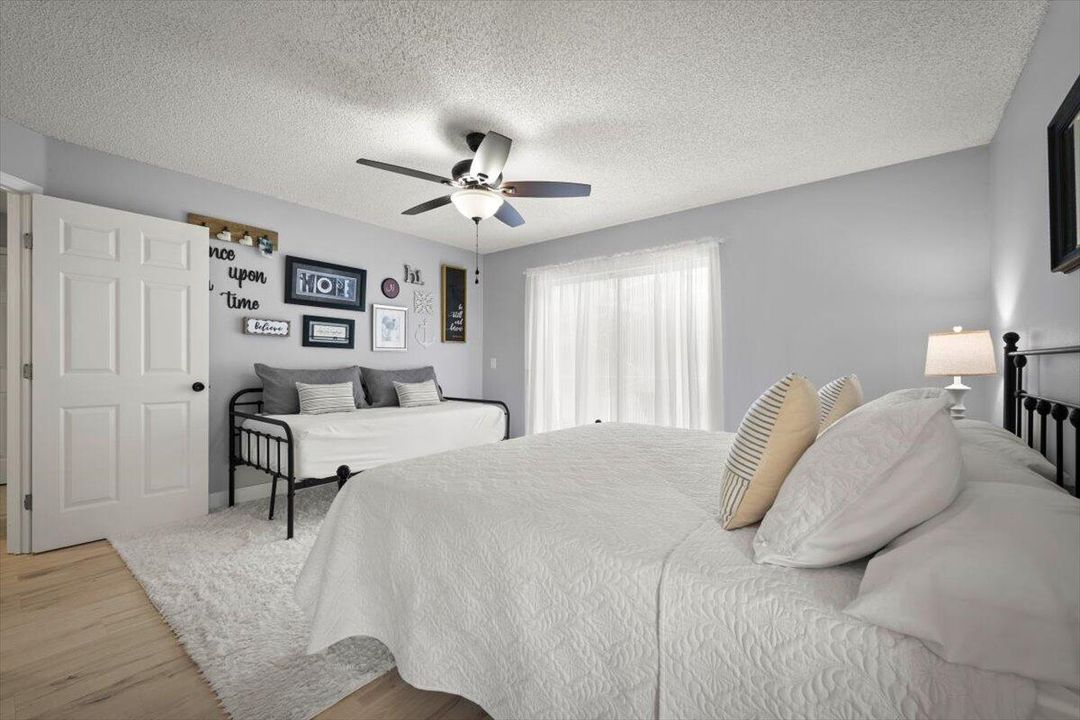 Activo con contrato: $429,900 (3 camas, 2 baños, 2370 Pies cuadrados)